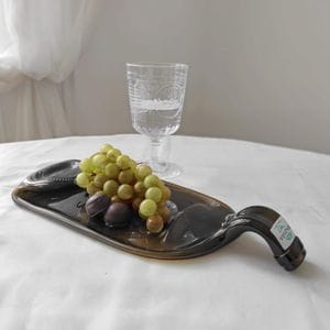 Стеклянная тарелка из сплюснутой винной 1,5л бутылки для подачи сыра, мяса, нарезок MAZHURA VINE  (mz719754) (1291153)