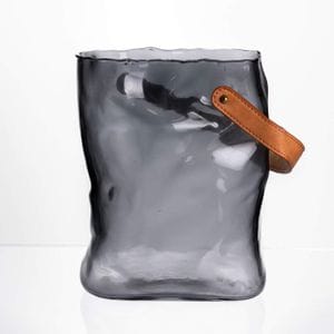 Подарочная стеклянная ваза-сумочка серого цвета для сухоцветов и цветов фигурная декоративная с ручкой (577755) (1825487)