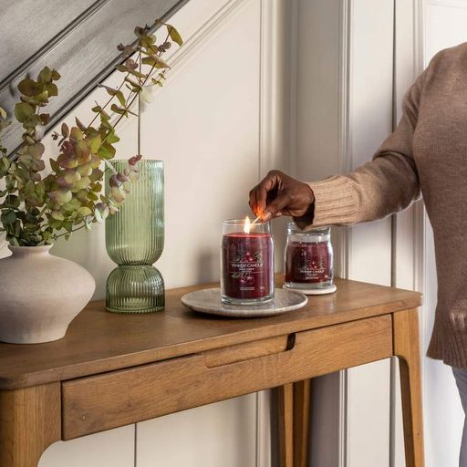 Ароматическая свеча Black Cherry Medium Yankee Candle (1521938)