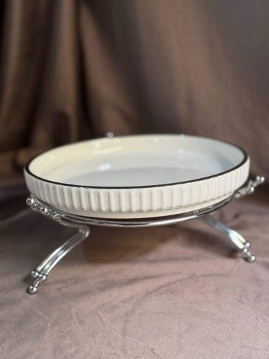 Керамическое блюдо 1570G с рельефом на серебристой подставке 20 см (1745264)