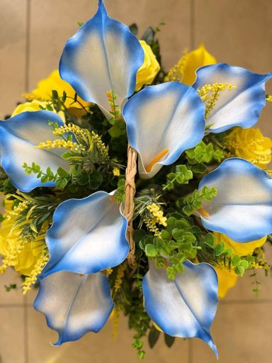 Жовто-блакитний кошик з лози з букетом латексних квітів 40 см. ПЛАСТМАКС (1762477)