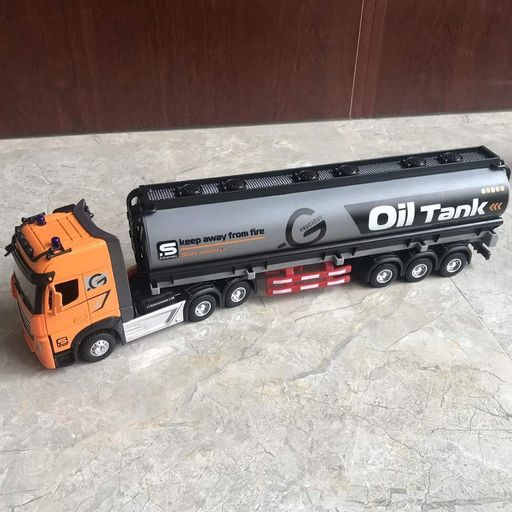 Радіокерована фура бензовоз Oil Tanker 1:24 для дітей, акумулятор, USB зарядка, світло фар, звукові ефекти, 47.5 см (2089224)