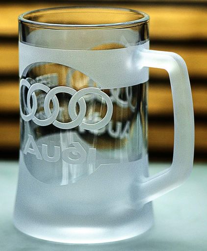 Пивний кухоль Audi 670 мл з гравіюванням Подарунок автолюбителю  Келих з логотипом авто Ауді та  легендарний слоган (2149400)