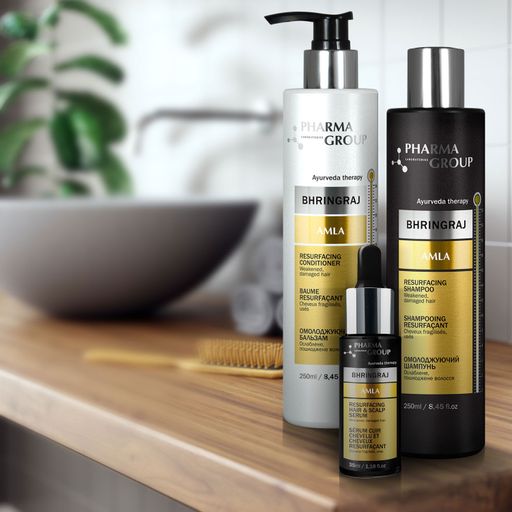 Омолаживающий шампунь Pharma Group Bhringraj + Amla Resurfacing Shampoo для ослабленных и поврежденных волос, 250 мл